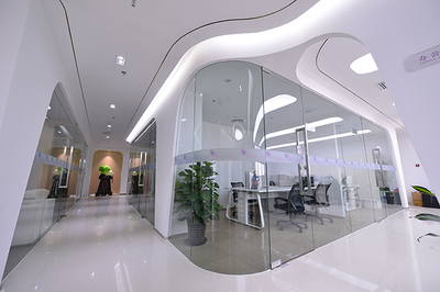 辦公室裝修設(shè)計中玻璃材料的可逆性優(yōu)勢及應(yīng)用策略